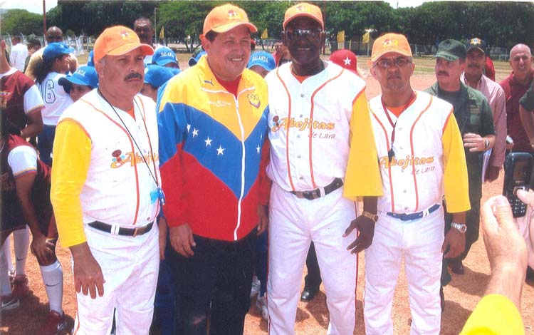 El entrenador santaclareño de softbol Miguel Pérez Armenteros junto al presidente Hugo Chávez. (Foto: Cortesía del entrevistado)