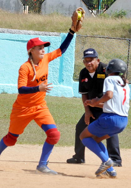 Juego por el tí­tulo nacional femenino de softbol entre Villa Clara y Granma.