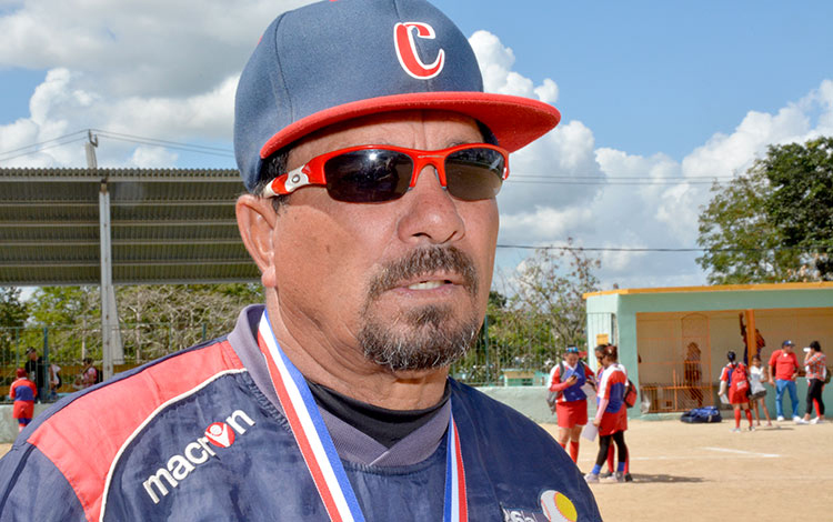 Jorge Lamas, director técnico del equipo femenino de softbol de Villa Clara.