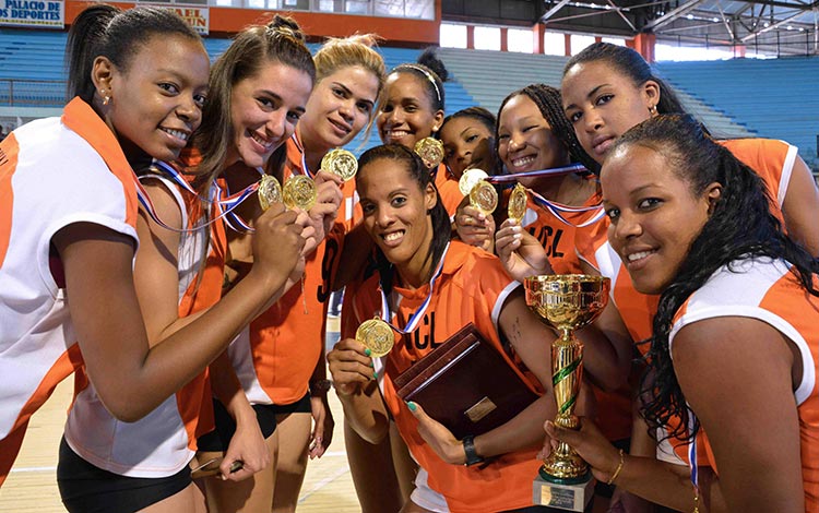 Integrantes del equipo Villa Clara, campeón del torneo nacional femenino de voleibol de Cuba.