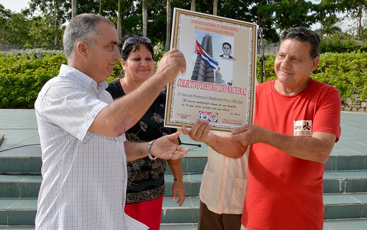 Dirección de Planificación Fí­sica de Villa Clara recibe condición de Vanguardia Nacional.