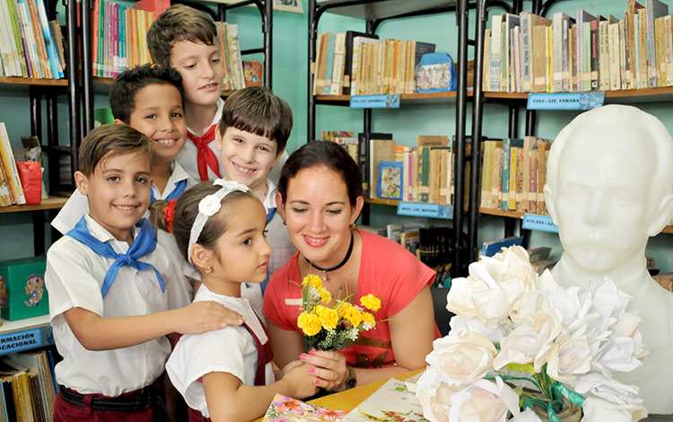 Educadora con alumnos en escuela de Villa Clara.
