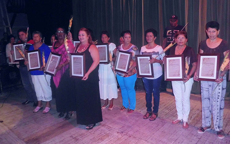 Educadores villaclareños reciben reconocimiento por su labor.