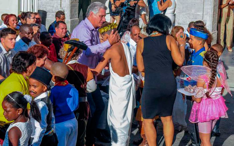 Miguel Díaz-Canel con niños en el acto por inicio del curso escolar 2018-2019.