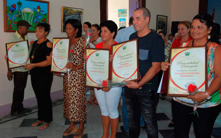 Educadores de Villa Clara reciben la distinción de Personalidad Destacada.