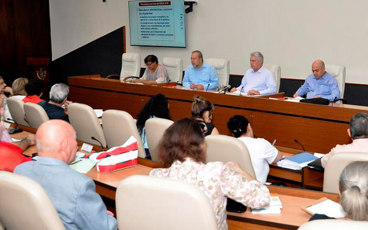 Evalúa presidente cubano marcha del programa educacional
