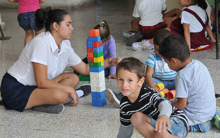 Niños y educadora del círculo infantil Meñique, de Corralillo, Villa Clara.