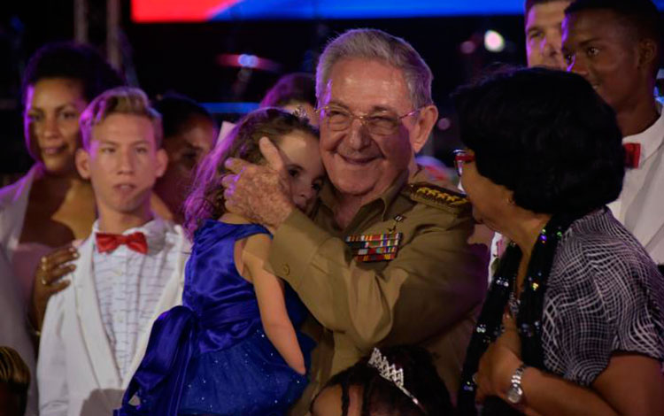 Raúl Castro carga niña de la escuela especial Solidaridad con Panamá.