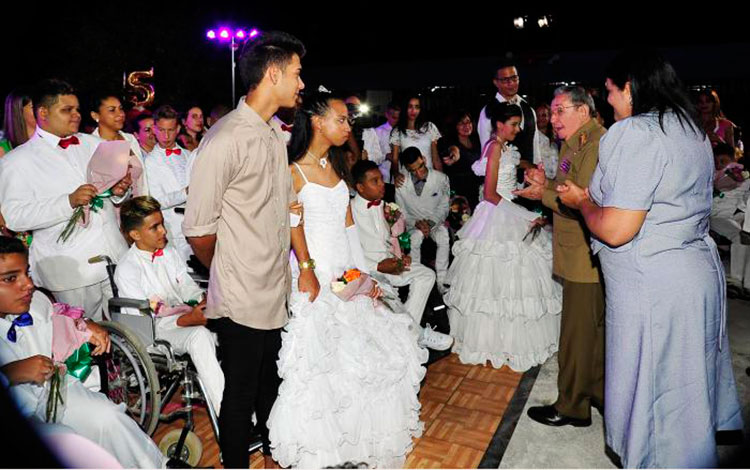 Raúl Castro asiste a fiesta de 15 de estudiantes de la escuela especial Solidaridad con Panamá.