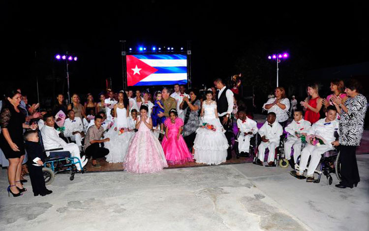 Raúl Castro comparte con adolescente de la escuela especial Solidaridad con Panamá.