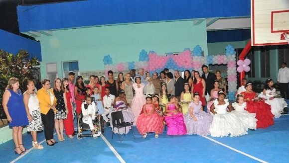 Raúl Castro y Dí­az-Canel en fiesta de quince de escuela especial