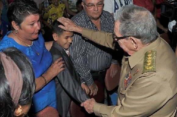 Raúl Castro en fiesta de quince de escuela especial