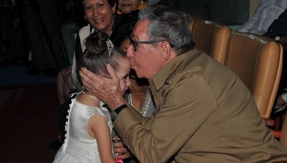 Raúl Castro en fiesta de quince de escuela especial