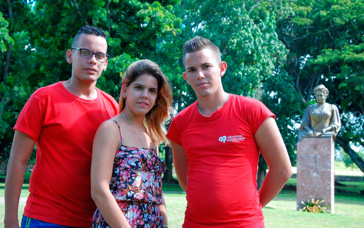 Estudiantes de la UCLV que imparten clases