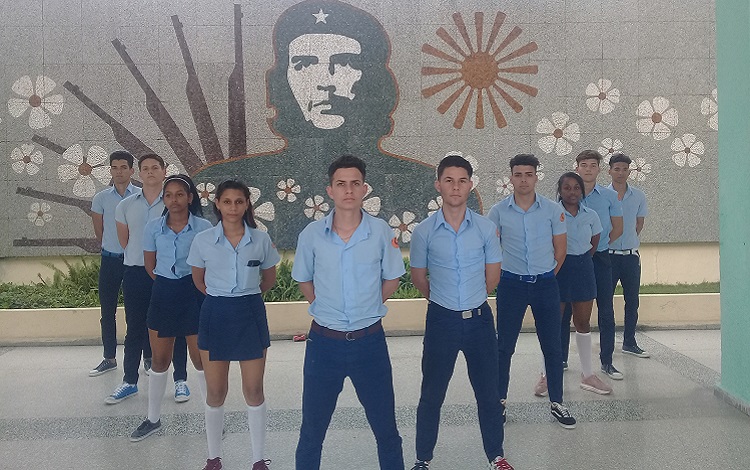 Estudiantes de onceno grado del IPVCE de Santa Clara