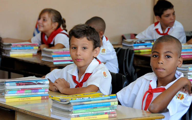 Estudiantes cubanos en las aulas