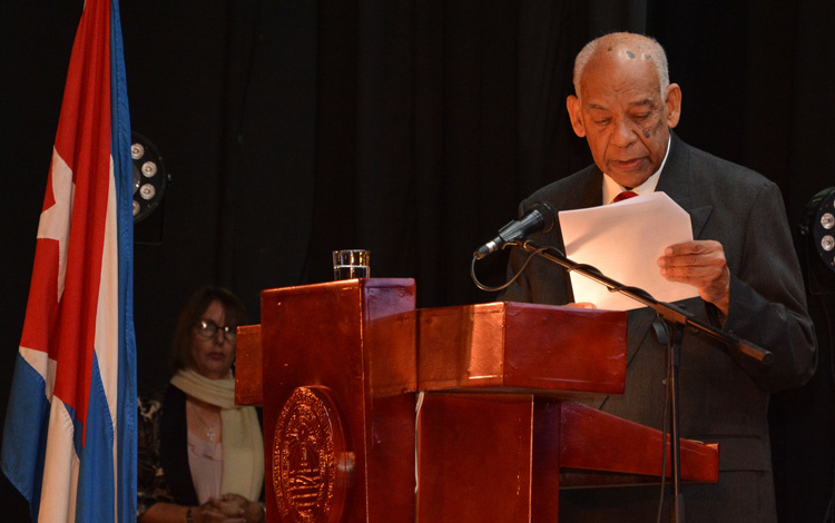El Dr. Juan Virgilio López Palacios, testigo del hecho, lo rememora a las actuales generaciones de profesores y estudiantesFoto: Arelys María Echeverría/ACN) El Dr. Juan Virgilio López Palacios, testigo del hecho, lo rememora a las actuales generaciones de profesores y estudiantesFoto: Arelys María Echeverría/ACN)