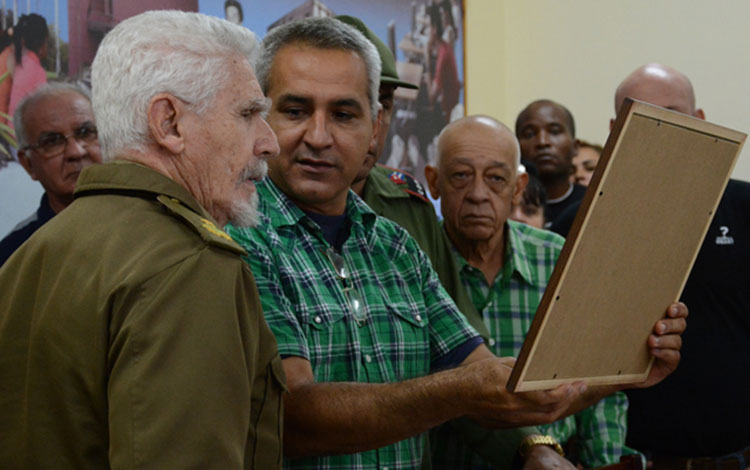 Reconocimiento a Ramiro Valdés por el aniversario 65 de la UCLV. Reconocimiento a Ramiro Valdés por el aniversario 65 de la UCLV.
