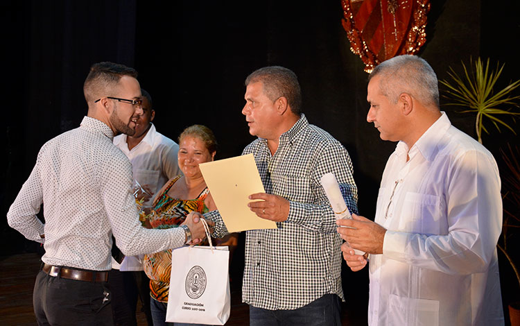 Adrián Alejandro Espinosa Anión, graduado más integral de la Universidad Central Marta Abreu de Las Villas. Adrián Alejandro Espinosa Anión, graduado más integral de la Universidad Central Marta Abreu de Las Villas.