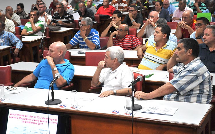 Alfredo López Valdés exhortó a las entidades estatales a hacer un uso más racional de la electricidad y cumplir las medidas orientadas por la Oficina Nacional para el Uso Racional de la Energía (ONURE). (Fotos: Ramón Barreras)