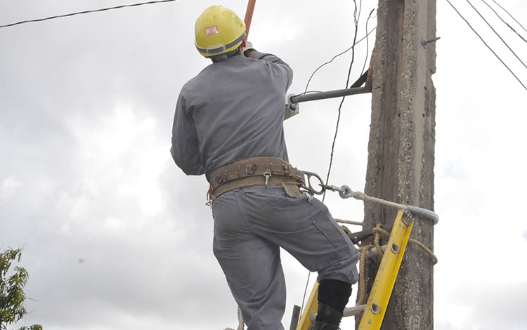 Trabajadores de la Empresa Eléctrica en Villa Clara.