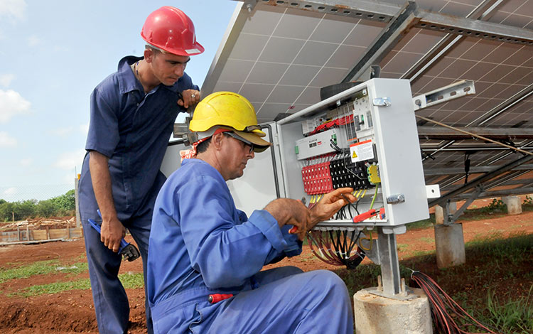 Trabajo de construcción y montaje del parque solar fotovoltaico. Trabajo de construcción y montaje del parque solar fotovoltaico.