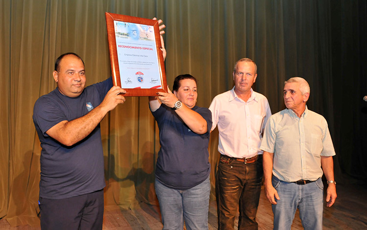 Ministro de Energía y Minas reconoce a trabajadores eléctricos de Villa Clara. Ministro de Energía y Minas reconoce a trabajadores eléctricos de Villa Clara.