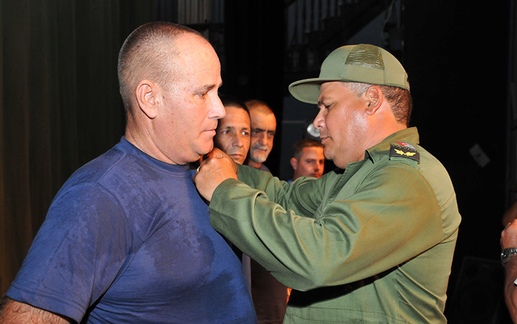 Presidente del Consejo de Defensa Provincial reconoce a trabajadores eléctricos de Villa Clara. Presidente del Consejo de Defensa Provincial reconoce a trabajadores eléctricos de Villa Clara.