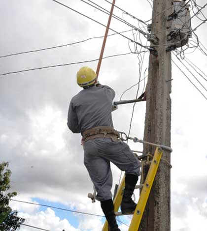 Liniero de la Empresa Eléctrica de Camajuaní, en Villa Clara.