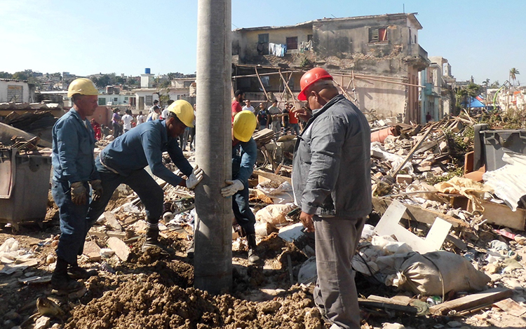 Trabajadores de la Empresa Eléctrica de Villa Clara laboran en La Habana tras tornado del 27 de enero de 2019.