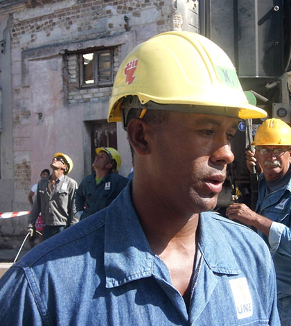 Yunies Ramos, liniero de la  brigada de Empresa Eléctrica de Villa Clara que labora en La Habana tras tornado del 27 de enero de 2019.
