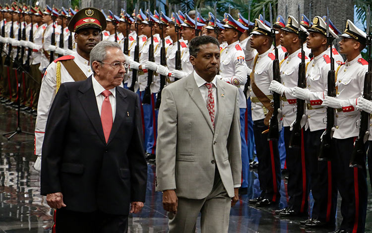 Raúl Castro Ruz recibió a presidente de Seychelles, Danny Faure.