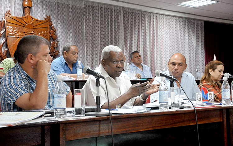 Esteban Lazo, presidente de la Asamblea Nacional, durante reunión de trabajo en el Gobierno de Villa Clara.