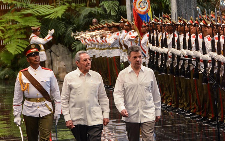 Raúl Castro Ruz recibe a Juan Manuel Santos, presidente de Colombia.