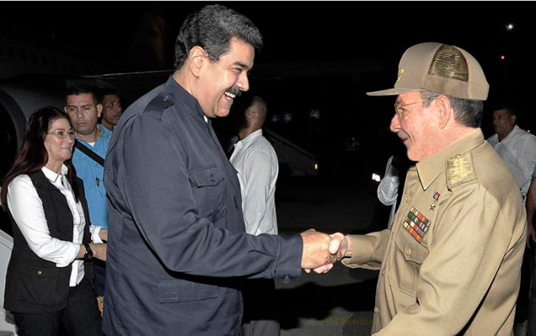 Raúl Castro recibie a Nicolás Maduro en La Habana.