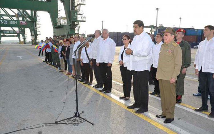 Acto de entrega de donativo de Venezuela a Cuba.