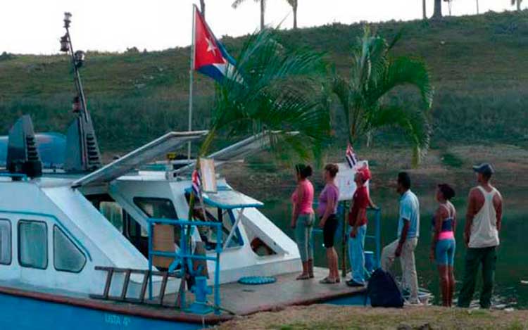 Del muelle del hotel Hanabanilla saldrá el único colegio electoral flotante del país: un barco que recorre diversos puntos de la geografía montañosa manicaragüense para asegurarle el voto a los 55 electores inscriptos.