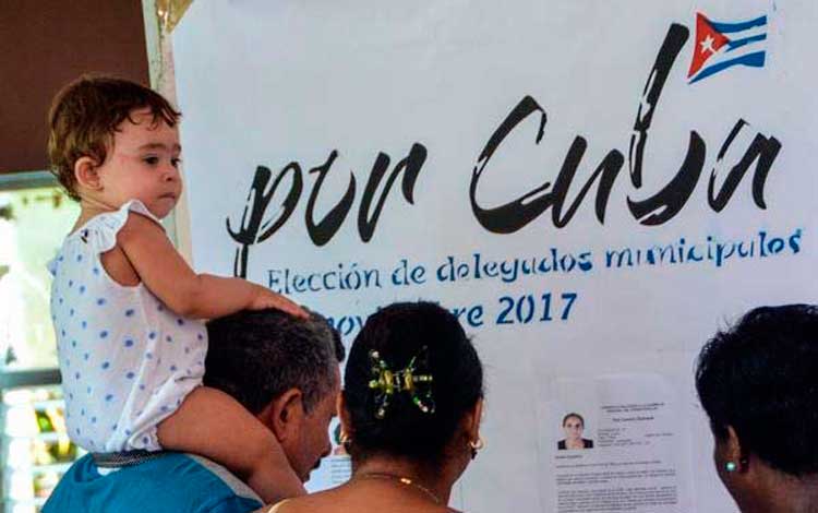 Familia en colegio electoral