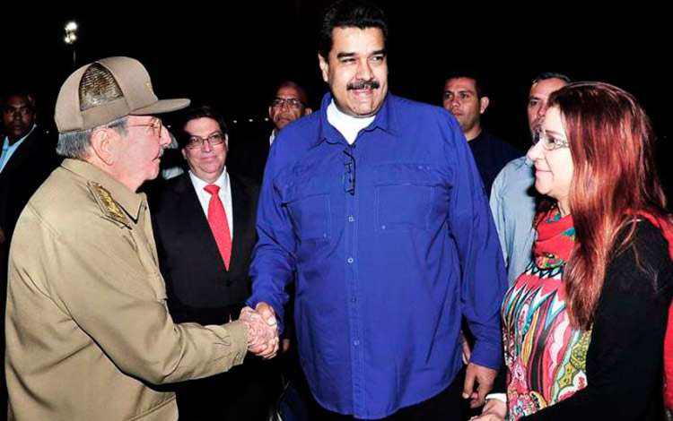 Raúl Castro despide a Nicolás Maduro en el aeropuerto José Martí, de La Habana.