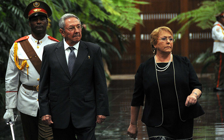 Raúl Castro Ruz y Michelle Bachelet en el recibimiento oficial a la presidenta chilena.