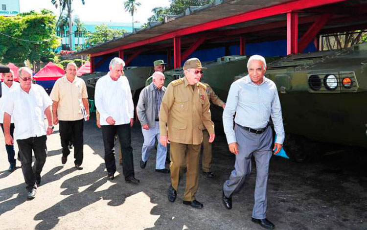 Raúl Castro recorre Empresa Militar Industrial de Santiago de Cuba.