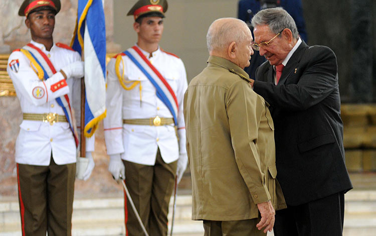 Raúl Castro Ruz condecora a Comandante de la Revolución Guillermo Garcí­a Frí­as.