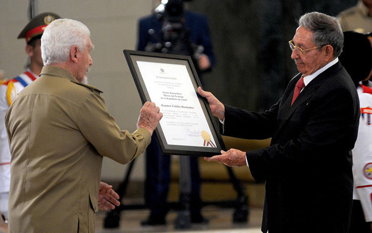 Raúl Castro Ruz condecora a Comandante de la Revolución Ramiro Valdés Menéndez.