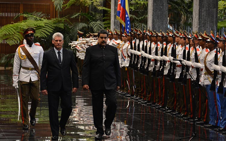 Miguel Díaz-Canel Bermúdez y Nicolás Maduro en ceremonia oficial de recibimiento al presidente venezolano.