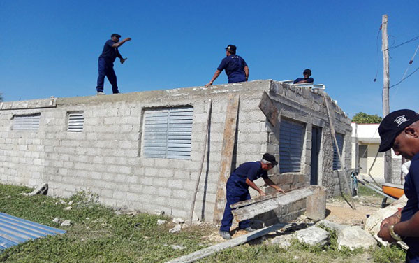 Colocación de techos donados por el PNUD a Caibarién.