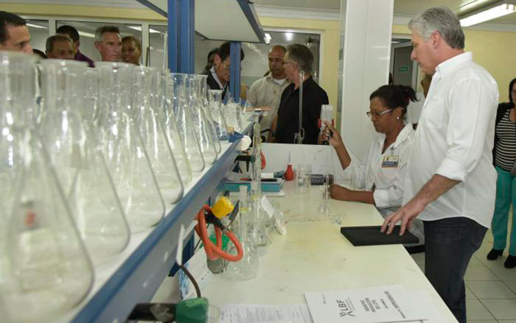 Presidente de los Consejos de Estado y de Ministros, Miguel Dí­az-Canel Bermúdez, recorre laboratorio farmacéutico de Santiago de Cuba.