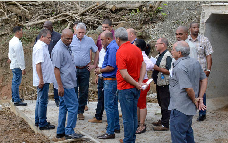 Miguel Díaz-Canel chequea reparación de viales en montañas de Villa Clara. Miguel Díaz-Canel chequea reparación de viales en montañas de Villa Clara.