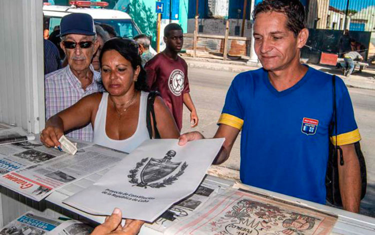 Venta de tabloide de Proyecto de Constitución.