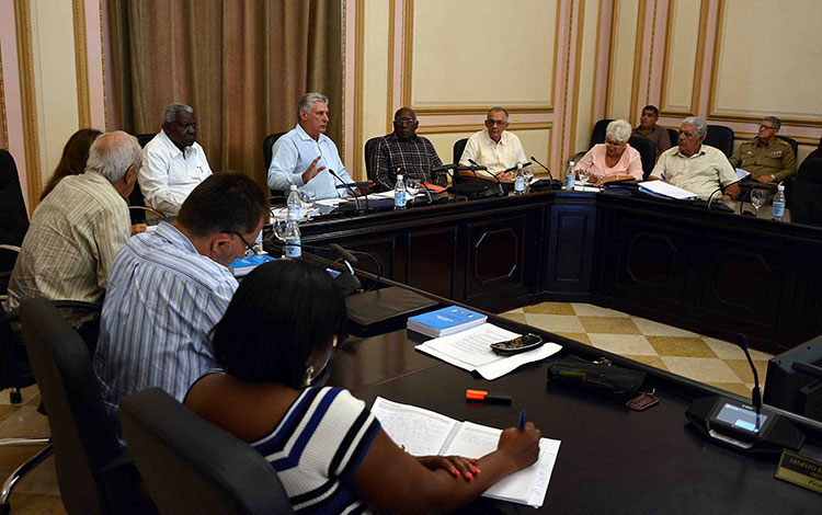 Miguel Díaz-Canel Bermúndez asiste a encuentro con presidentes de asambleas provinciales del Poder Popular.
