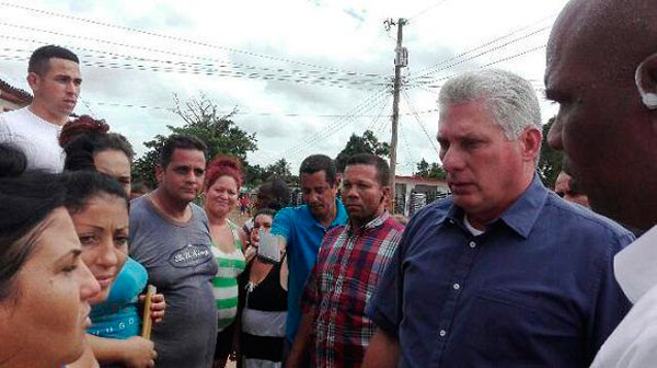 Presidente cubano, Miguel Dí­az-Canel, dialoga con pobladores de la comunidad El Vizcaí­no, en Pinar del Rí­o.